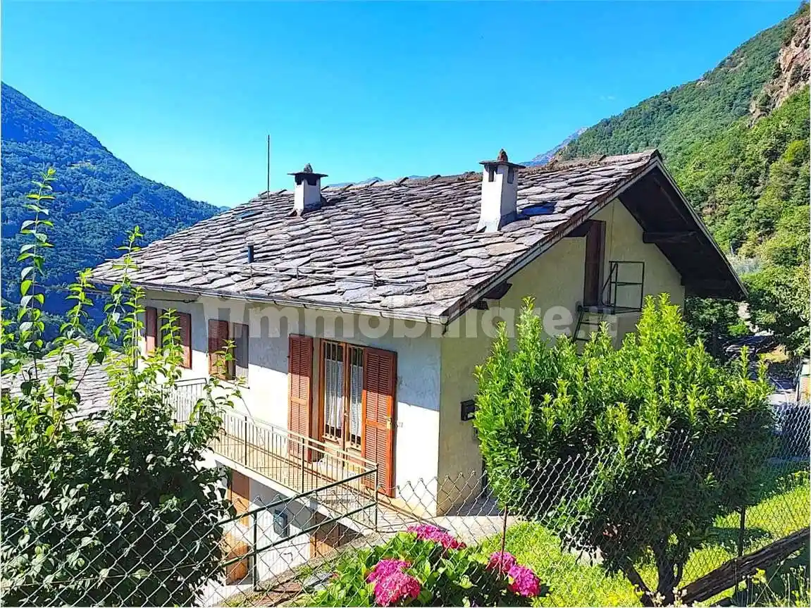 Casa indipendente in vendita a Perloz