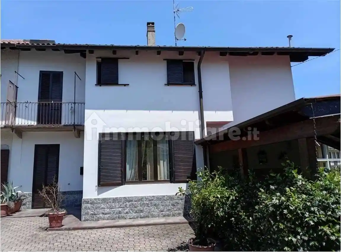 Casa indipendente in vendita a Sesto Calende