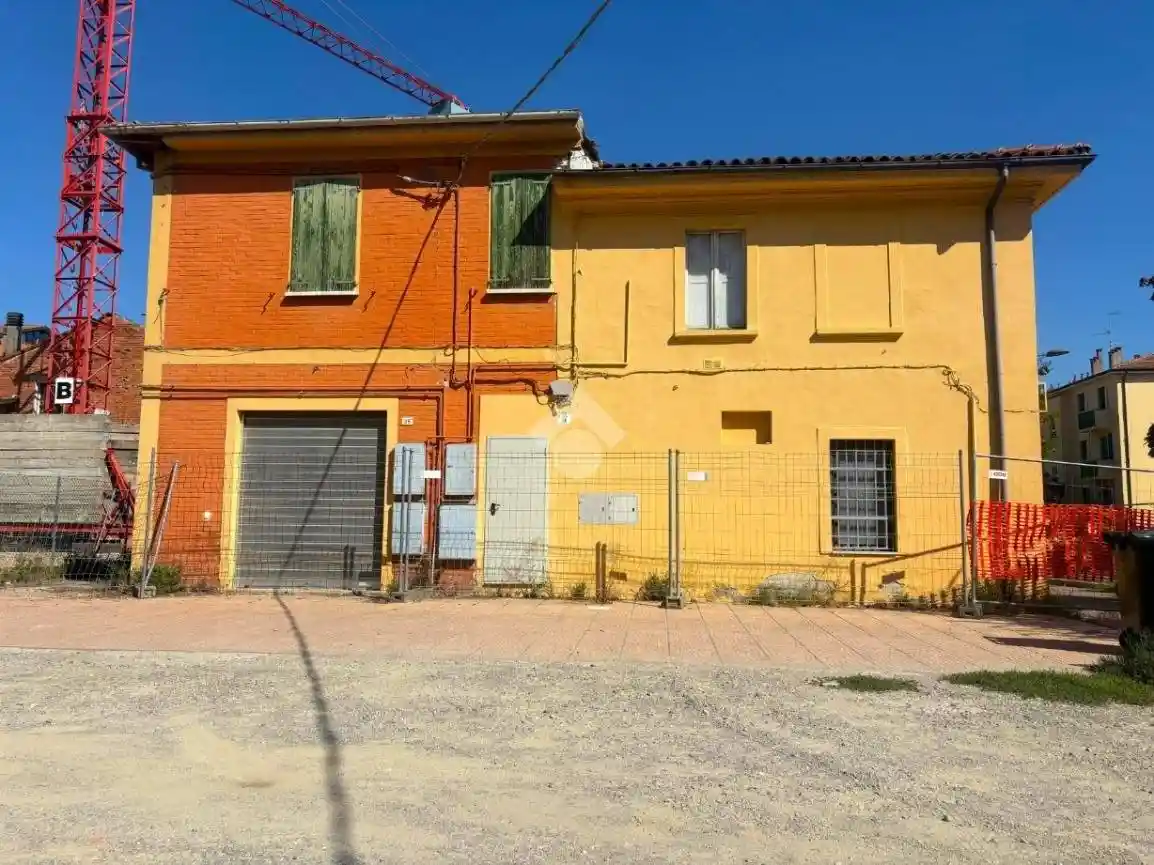 Palazzo - Edificio in vendita a Calderara di Reno