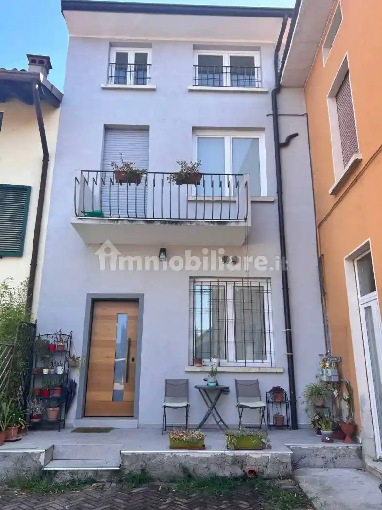 Casa indipendente in vendita a Nave