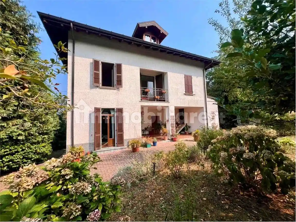 Casa indipendente in vendita a Leggiuno