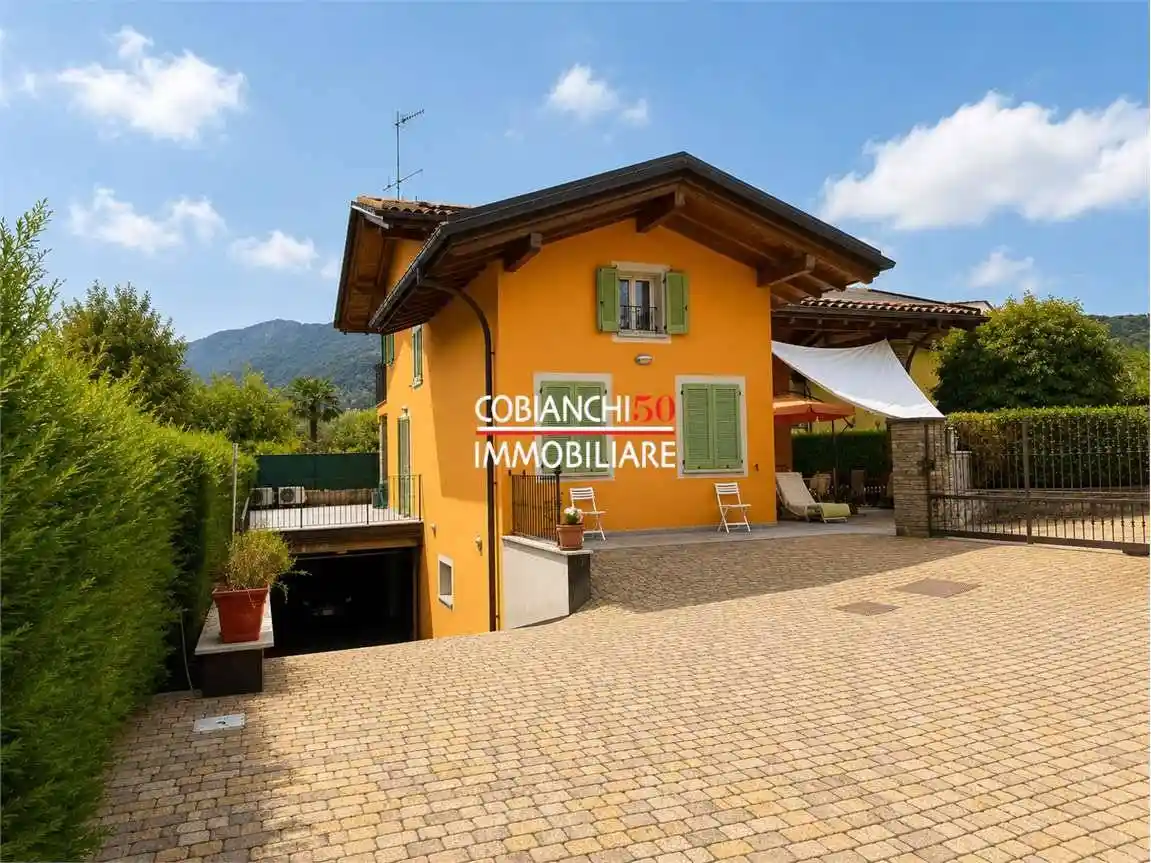 Villa in vendita a Cambiasca