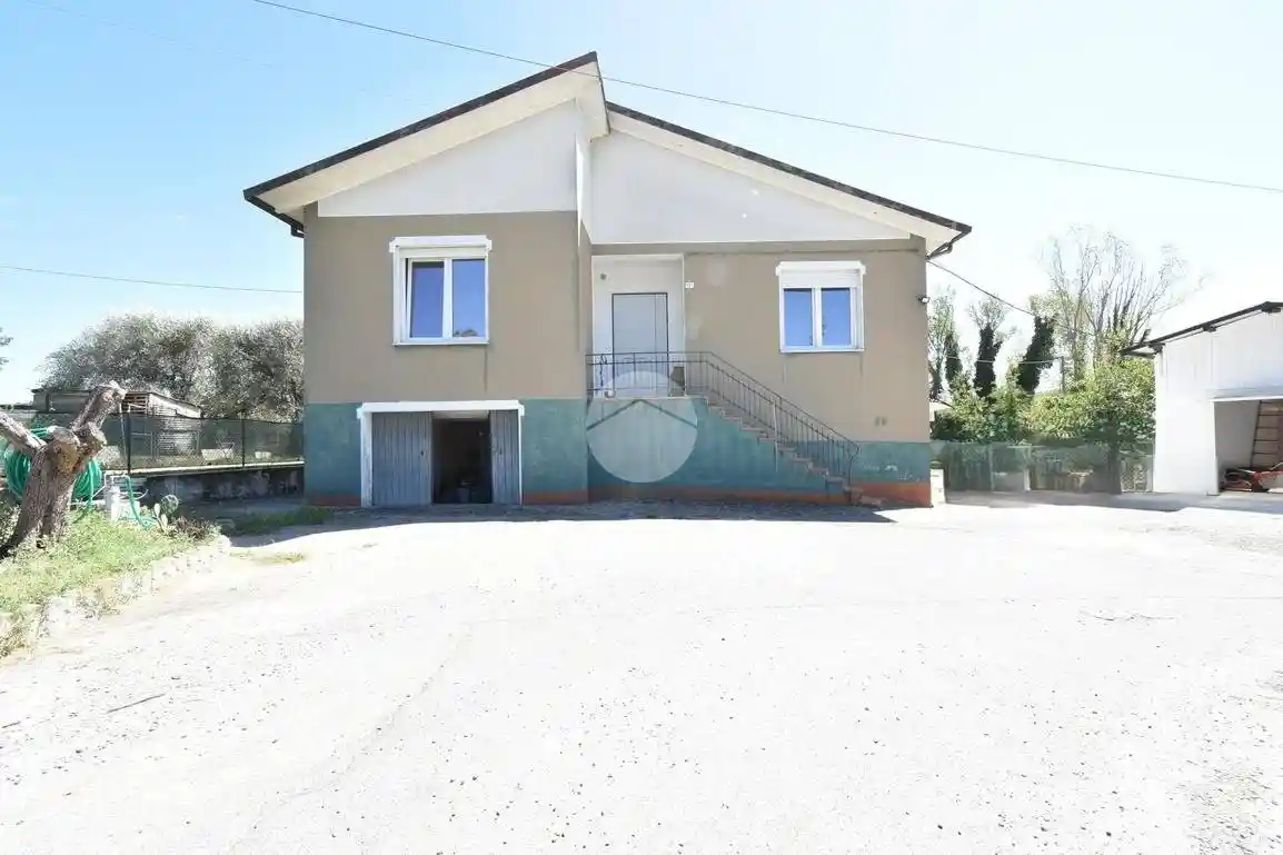 Casa indipendente in vendita a Borghi
