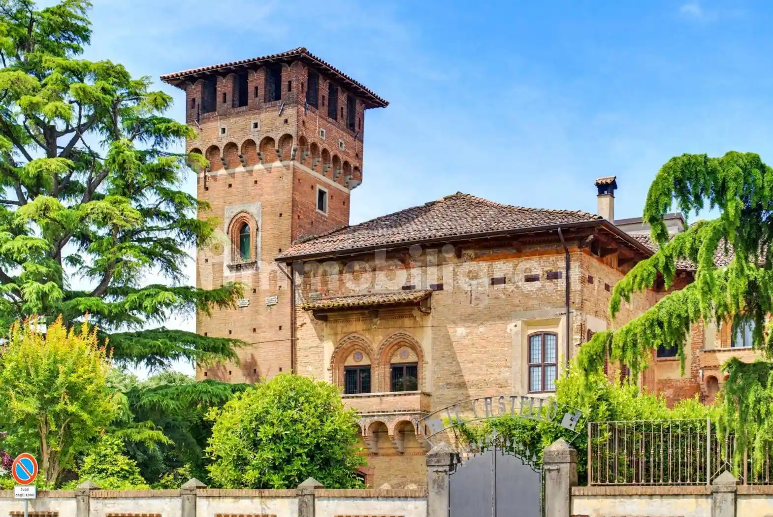 Palazzo - Edificio in vendita a Dello