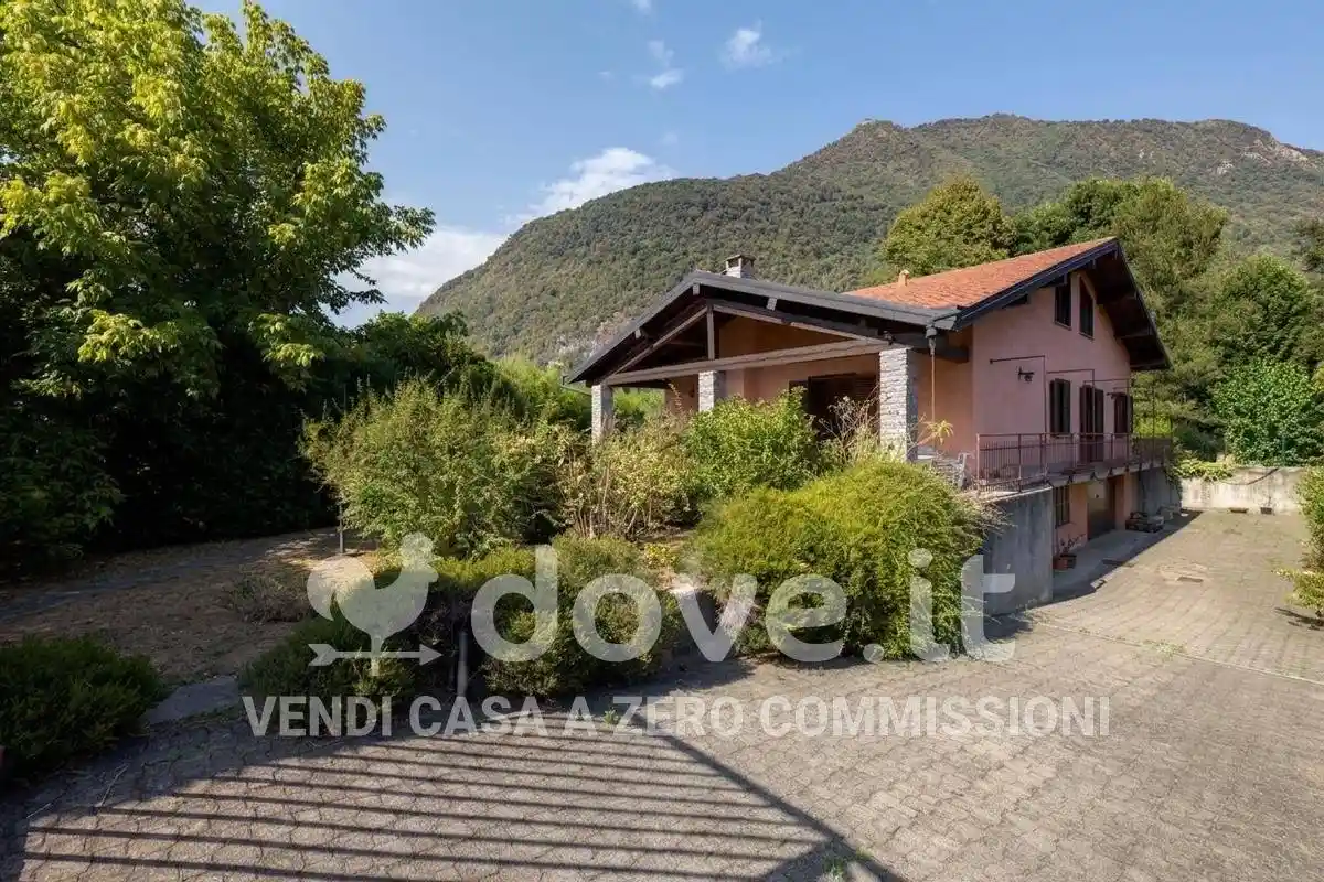 Villa in vendita a Laveno-Mombello