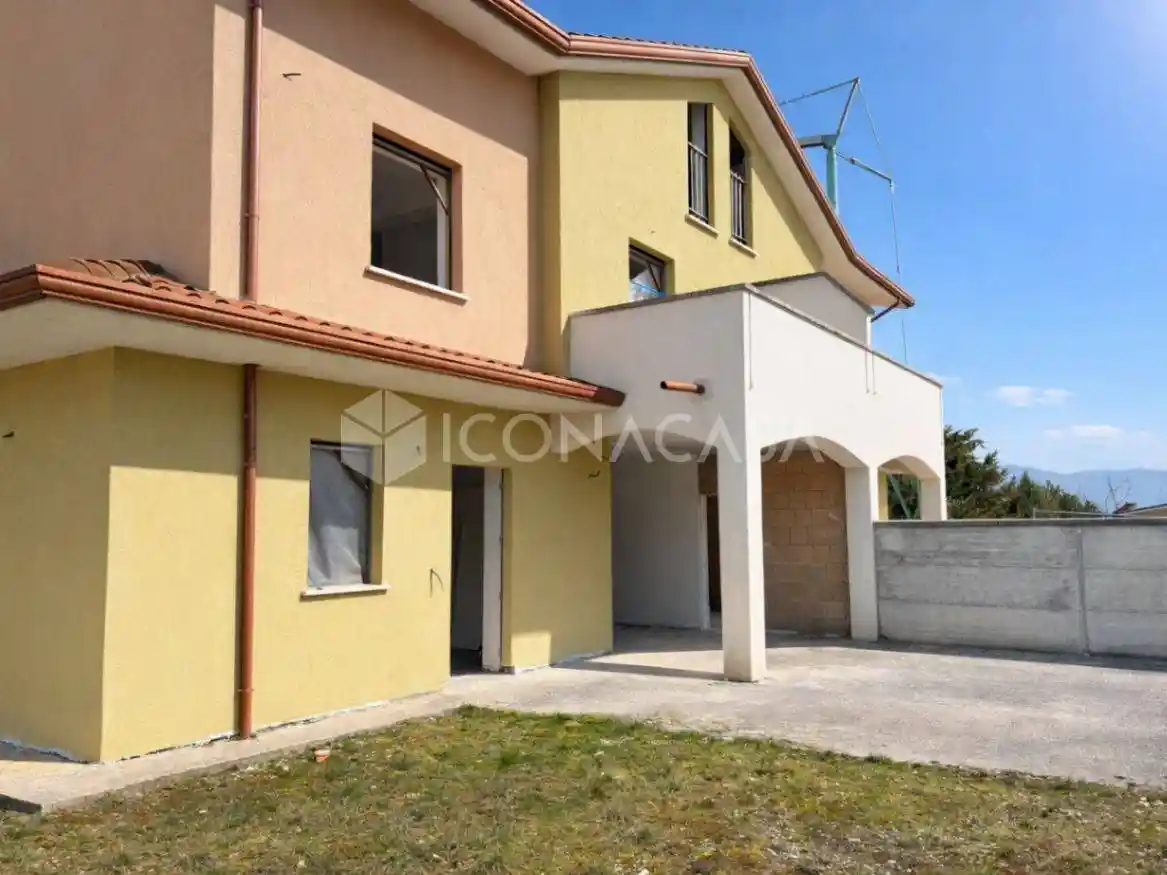 Villa in vendita a Magliano de' Marsi