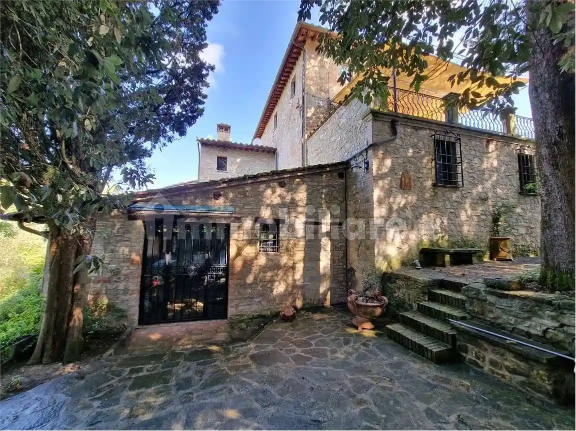 Rustico - Casale in vendita a Perugia