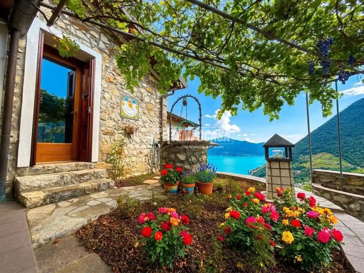 Villa in vendita a Tavernola Bergamasca