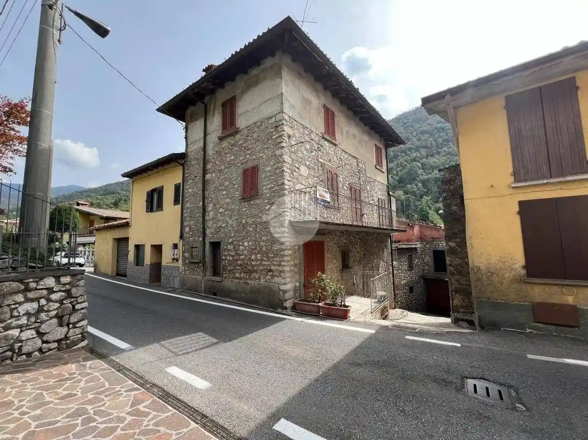 Casa indipendente in vendita a Adrara San Martino