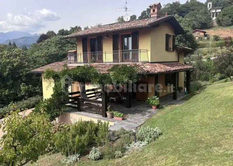 Villa in vendita a Cene