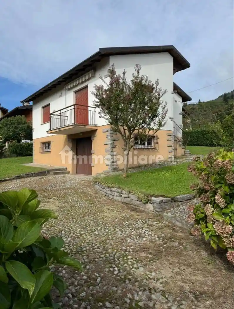 Villa in vendita a Marchirolo