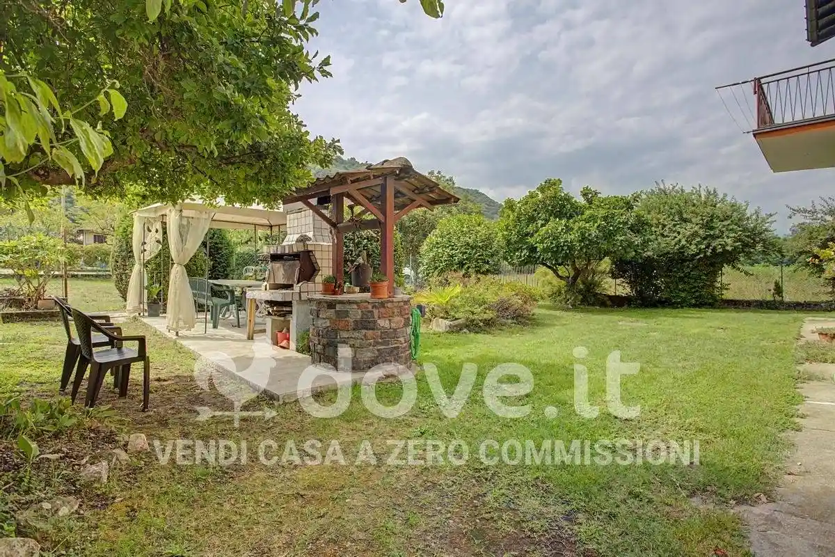 Casa indipendente in vendita a Laveno-Mombello