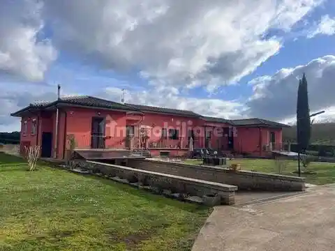 Villa in vendita a Capranica