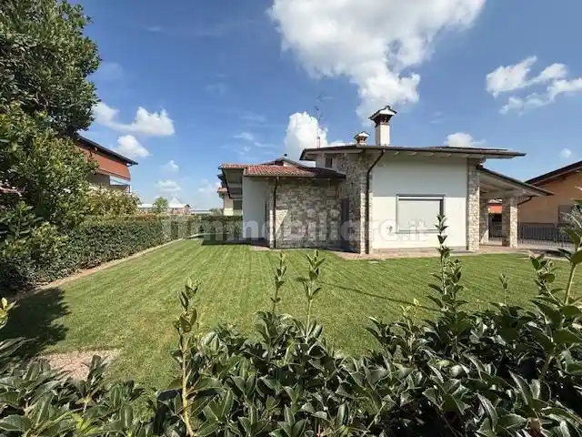 Villa in vendita a Calcinate