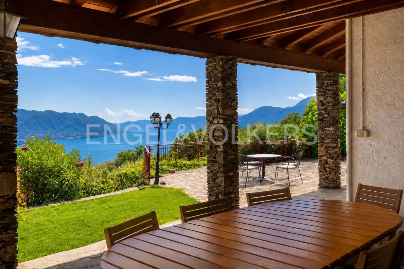 Villa in vendita a Maccagno con Pino e Veddasca