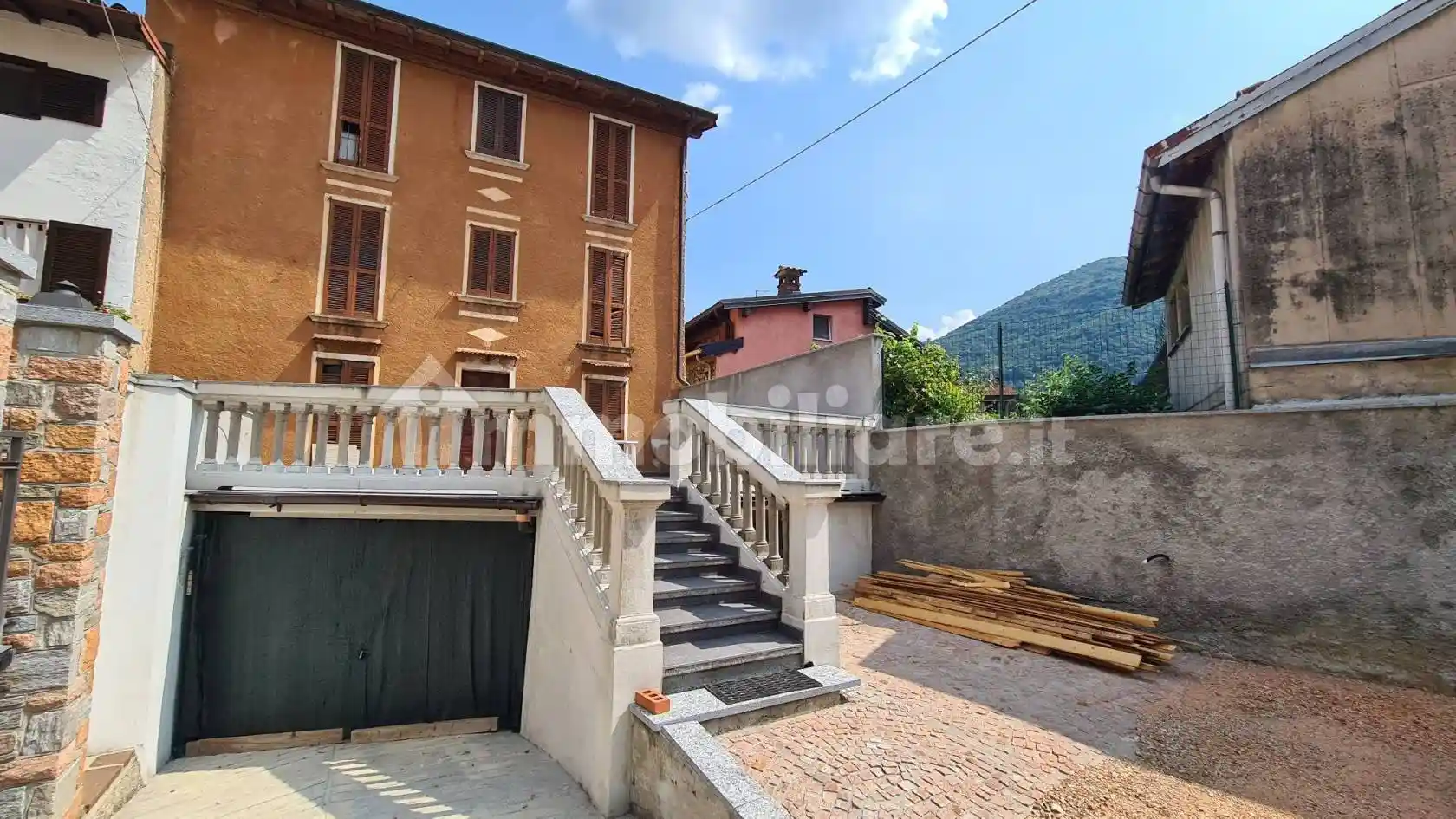 Villa in vendita a Brusimpiano