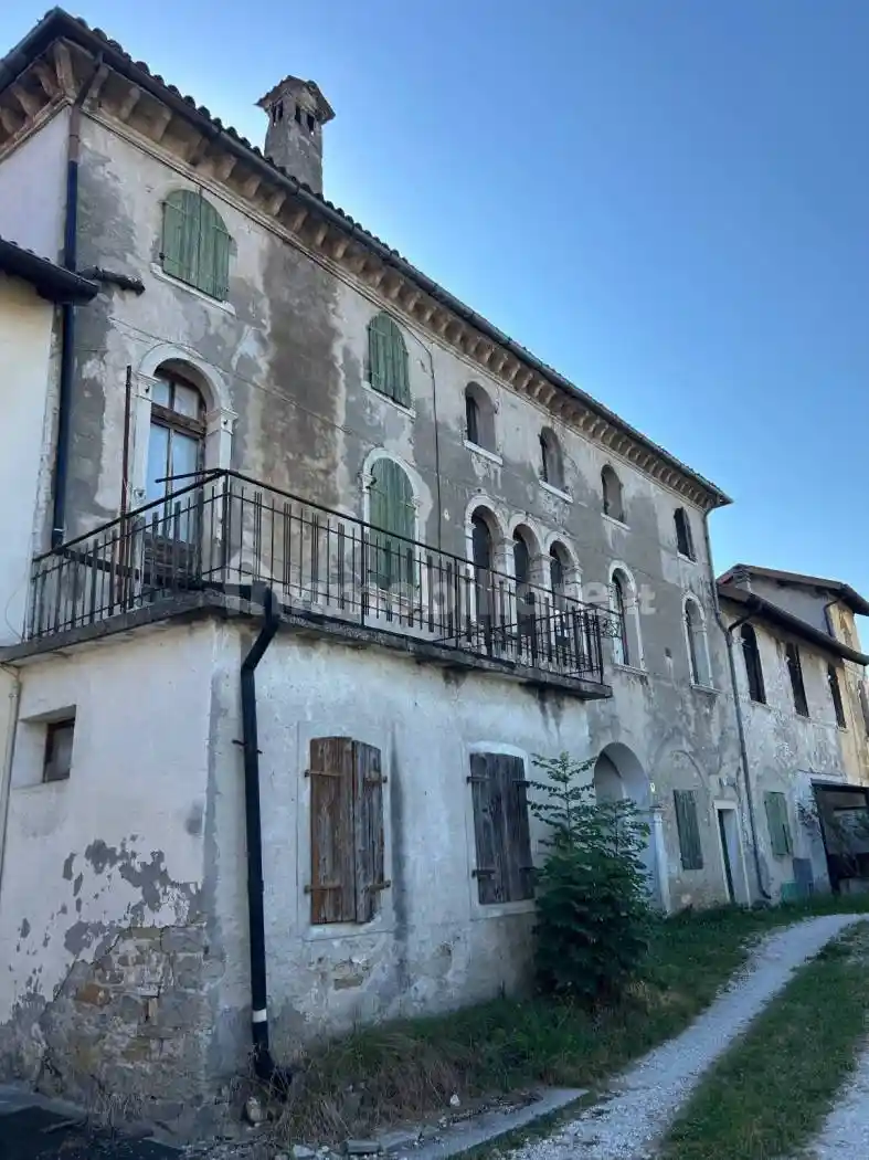 Palazzo - Edificio in vendita a Limana