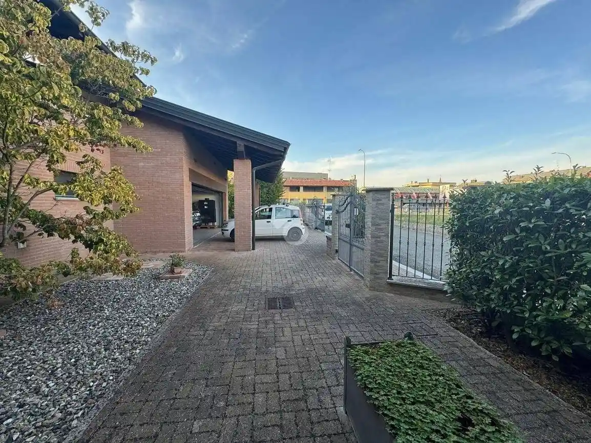 Villa in vendita a Monticelli d'Ongina