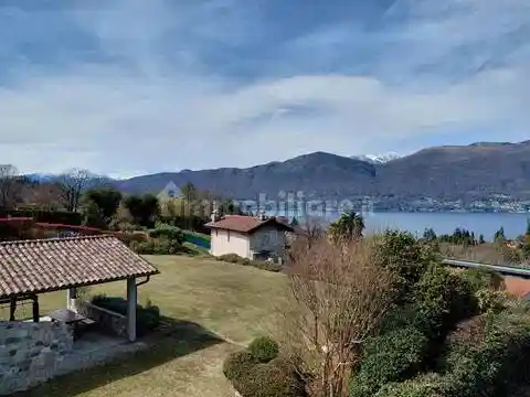 Villa in vendita a Castelveccana
