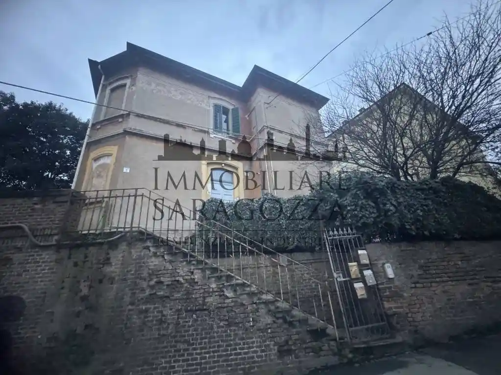 Palazzo - Edificio in vendita a Bologna