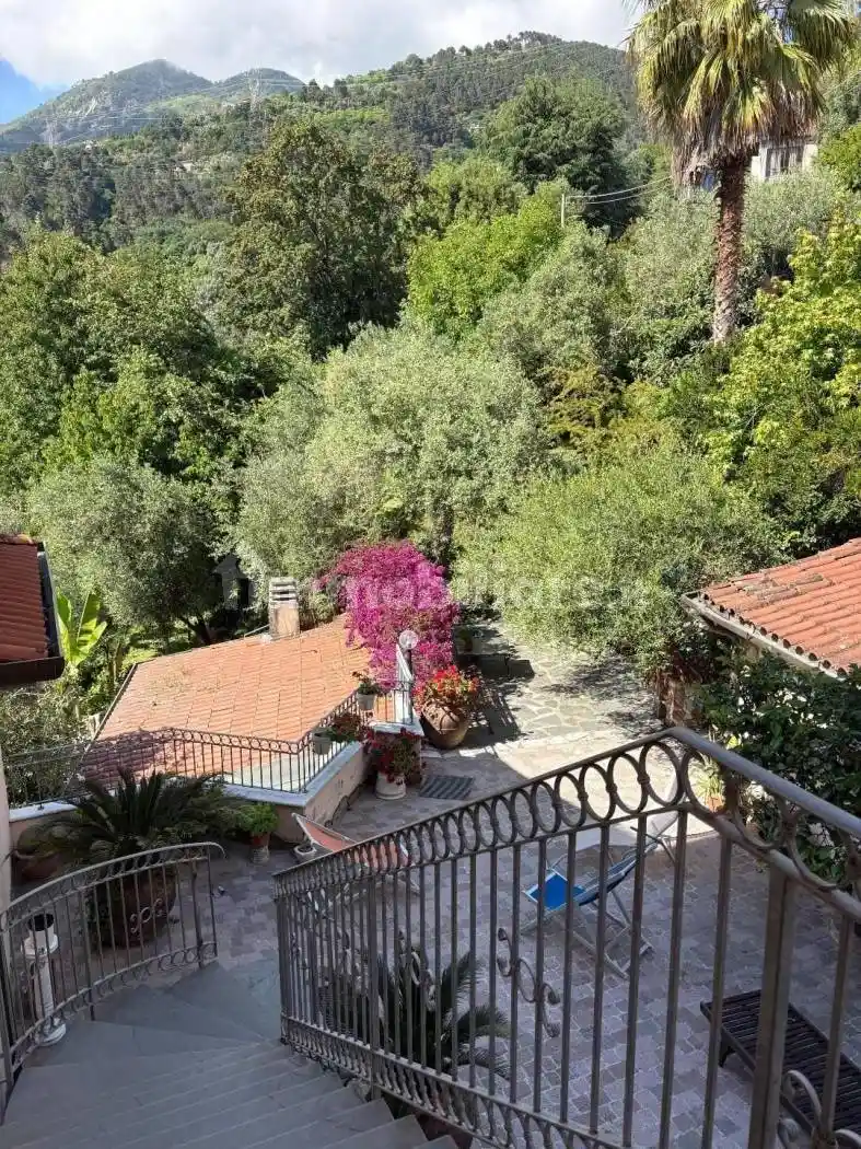 Casa indipendente in vendita a Massa