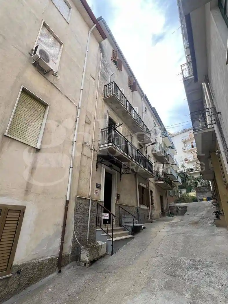 Palazzo - Edificio in vendita a Crosia