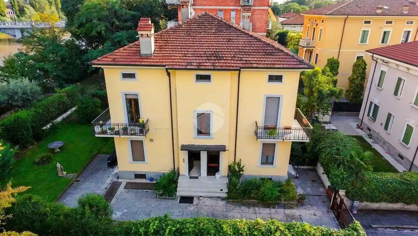 Palazzo - Edificio in vendita a Verona