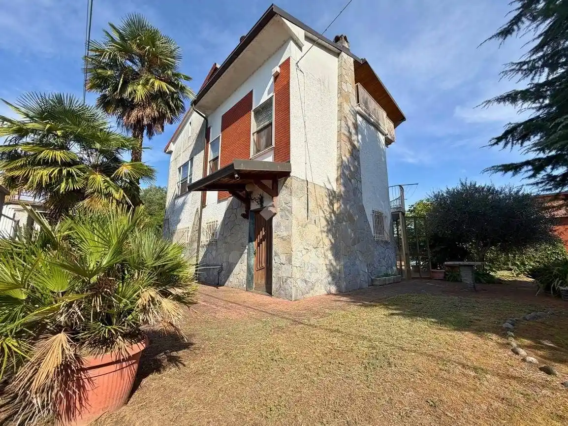 Casa indipendente in vendita a Tronzano Vercellese