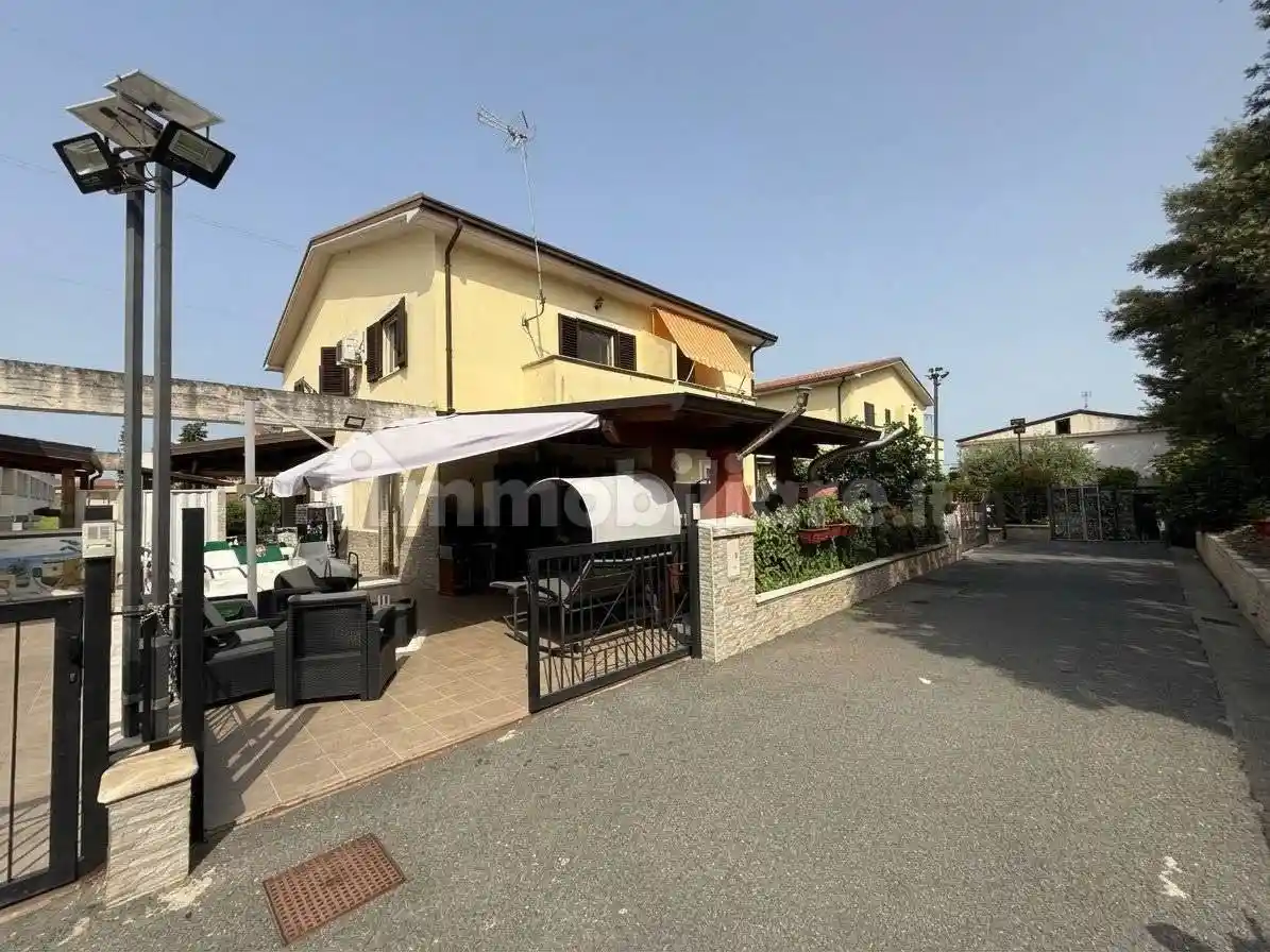 Casa indipendente in vendita a Falconara Albanese