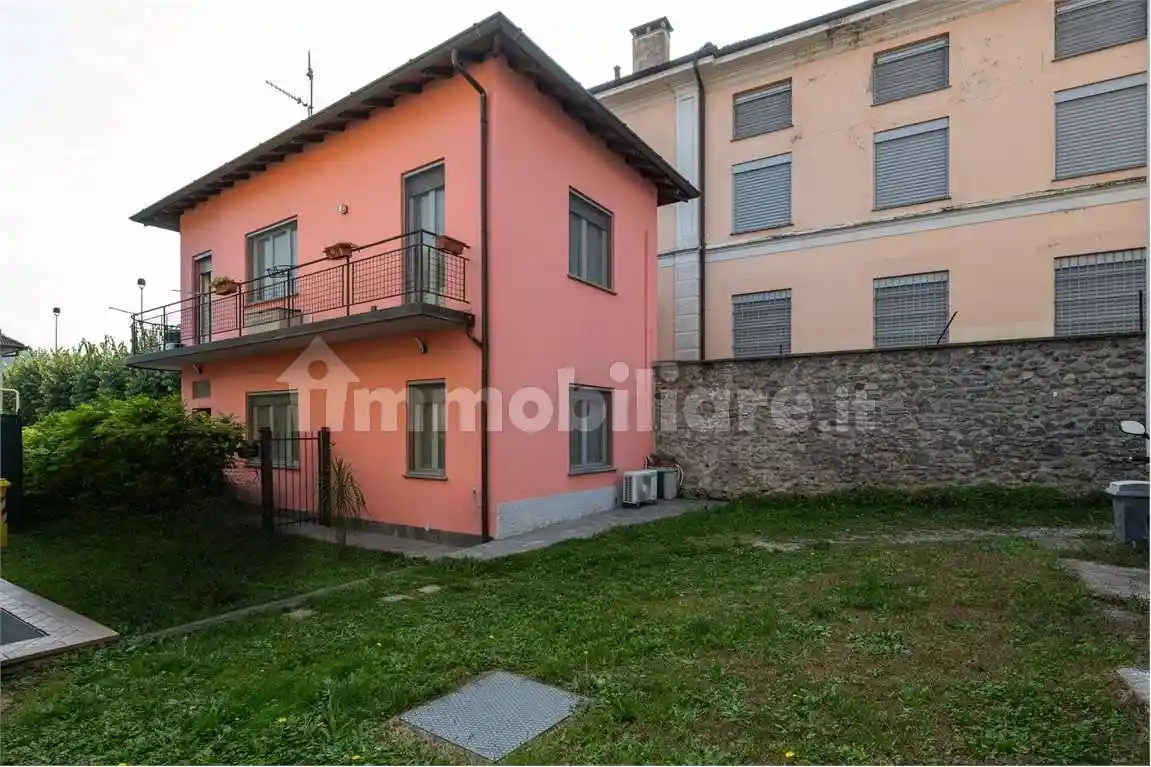 Casa indipendente in vendita a Azzate