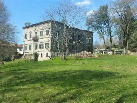 Palazzo - Edificio in vendita a Castiglione di Garfagnana