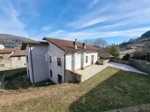 Villa in vendita a Camporgiano