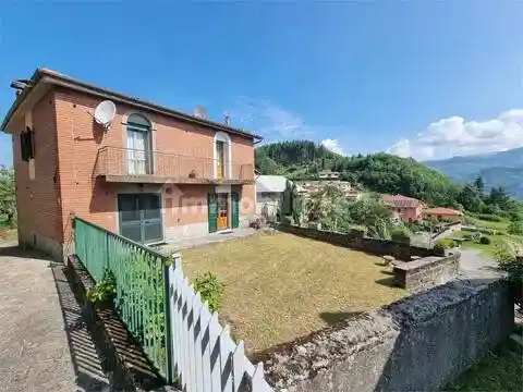Villa in vendita a Camporgiano