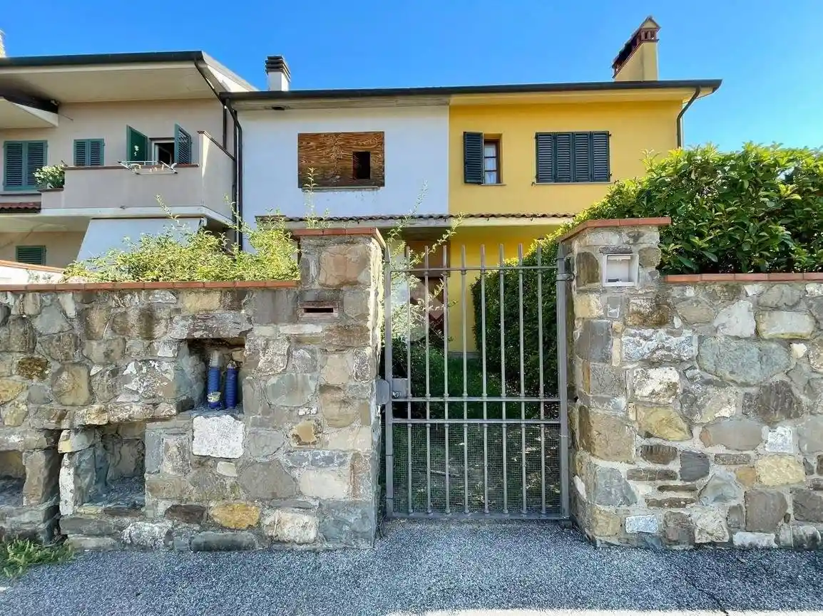 Casa indipendente in vendita a Prato