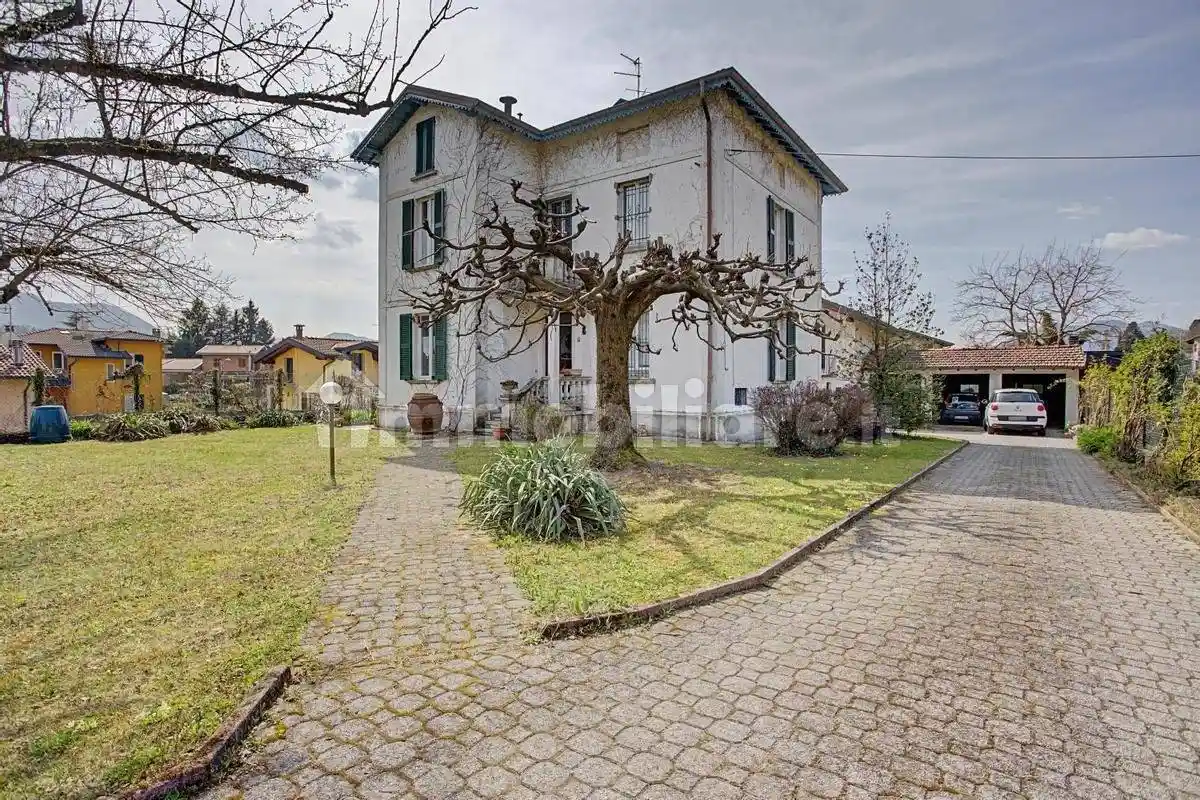 Villa in vendita a Marchirolo