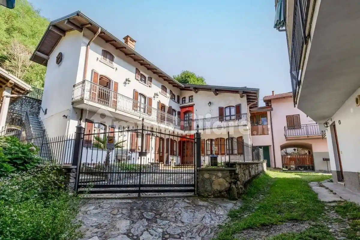 Villa in vendita a Cocquio-Trevisago