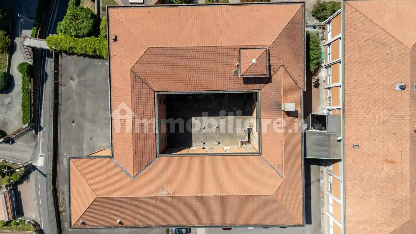 Palazzo - Edificio in vendita a Leggiuno