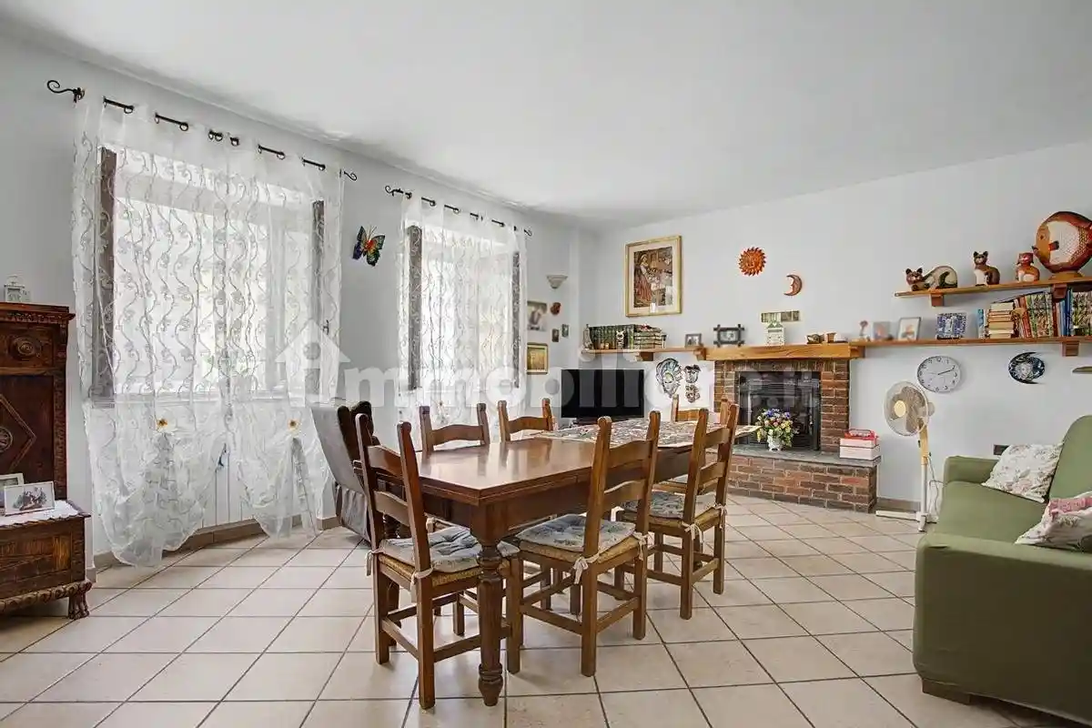 Appartamento in vendita a Cocquio-Trevisago