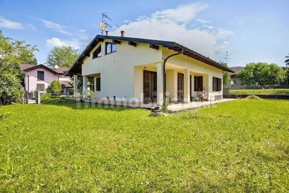Villa in vendita a Brebbia