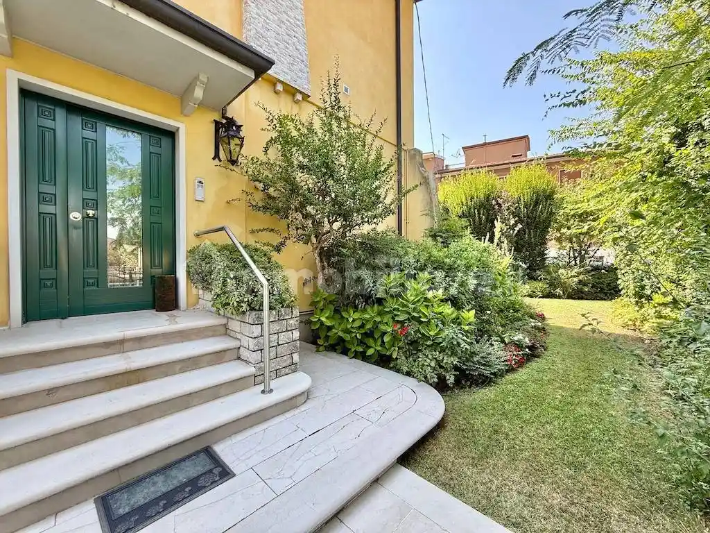 Villa in vendita a Peschiera del Garda