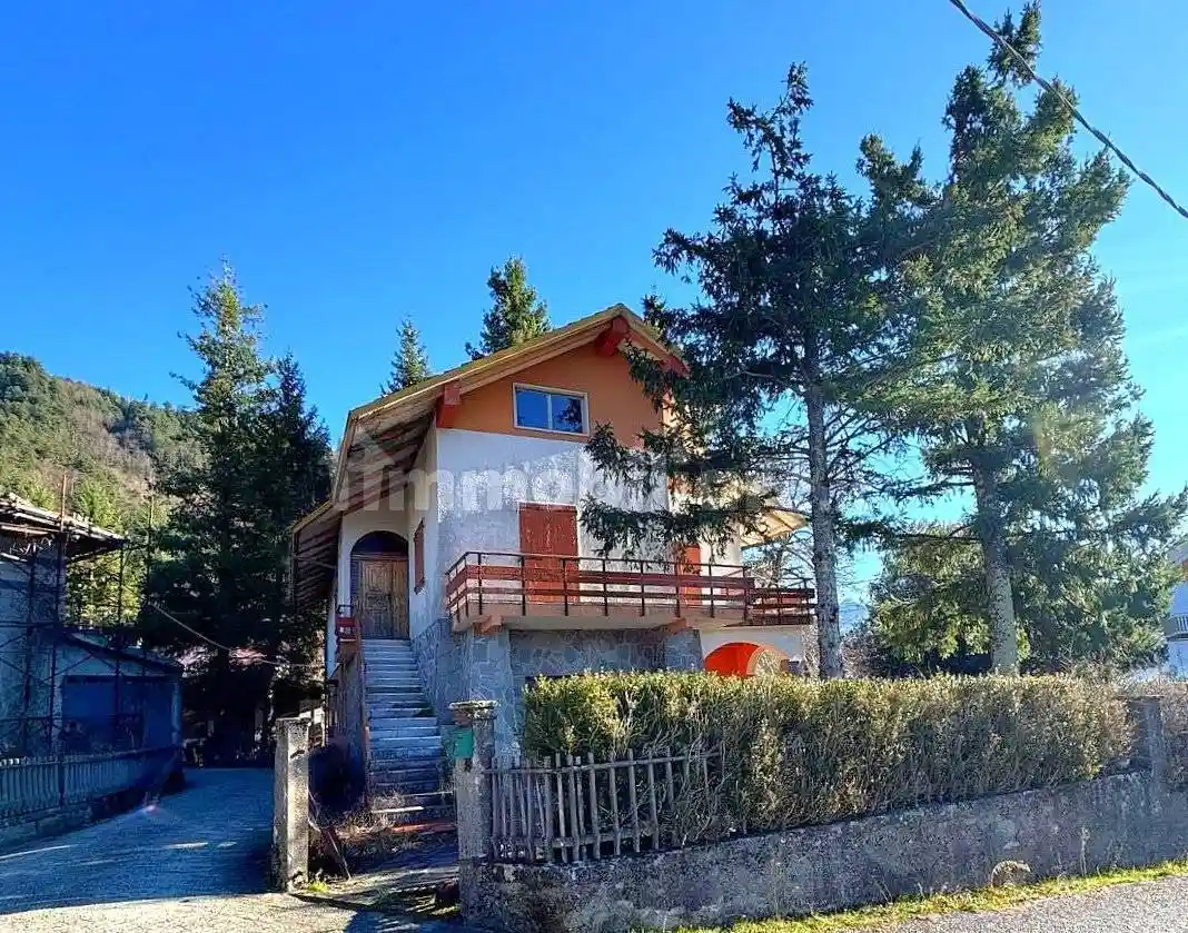 Villa in vendita a Comano