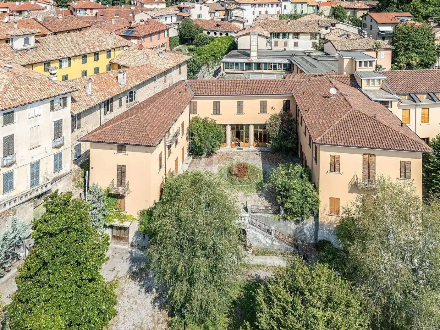 Palazzo - Edificio in vendita a Erba