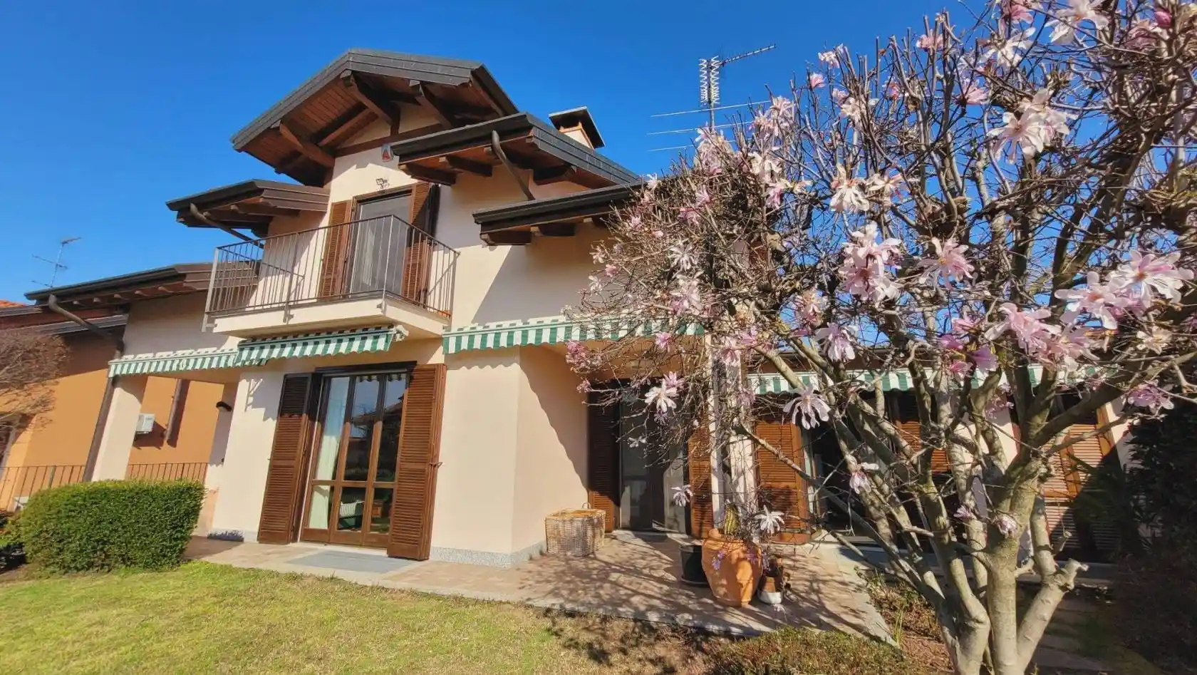 Villa in vendita a Varallo Pombia