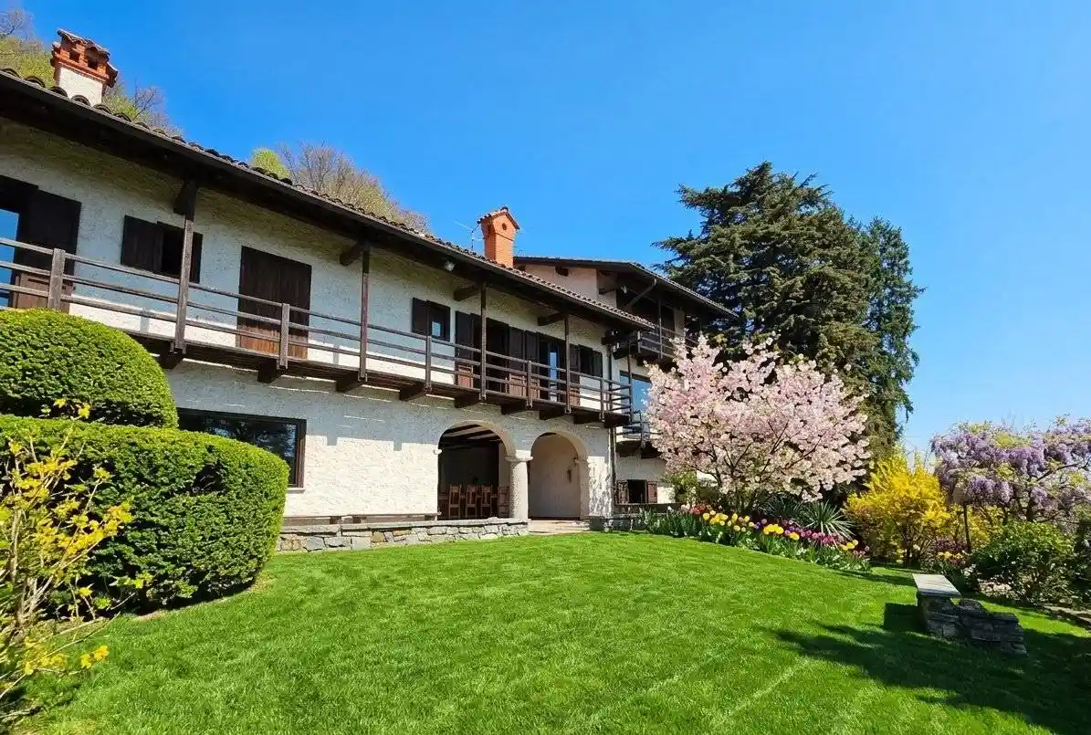 Villa in vendita a Nebbiuno