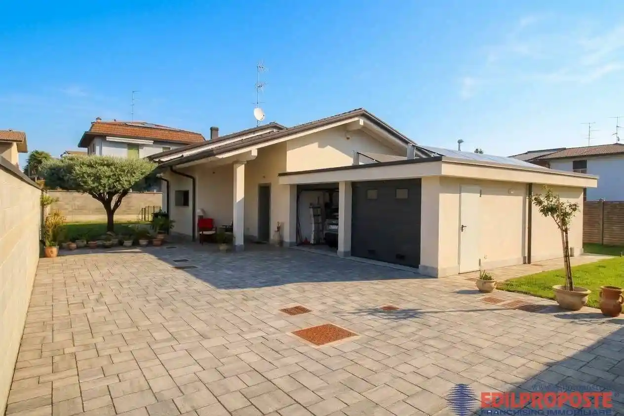 Villa in vendita a Lazzate