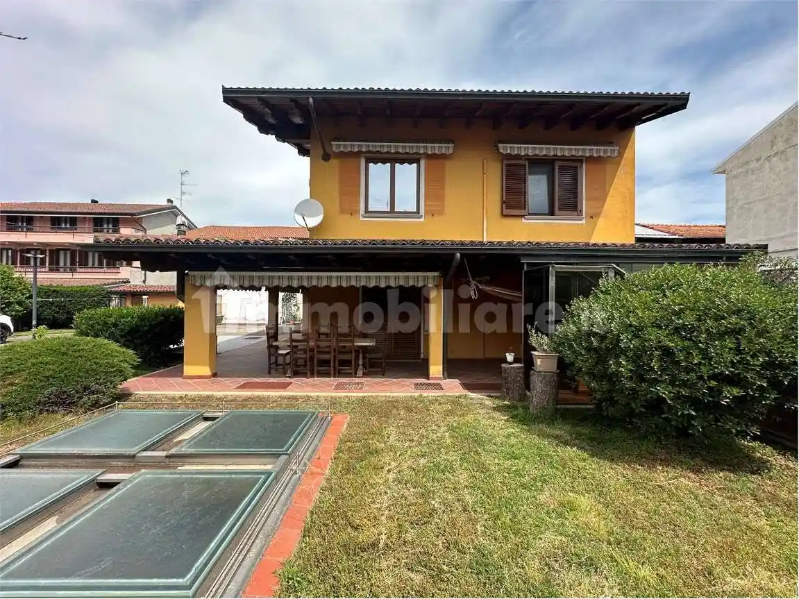Villa in vendita a Bellinzago Novarese