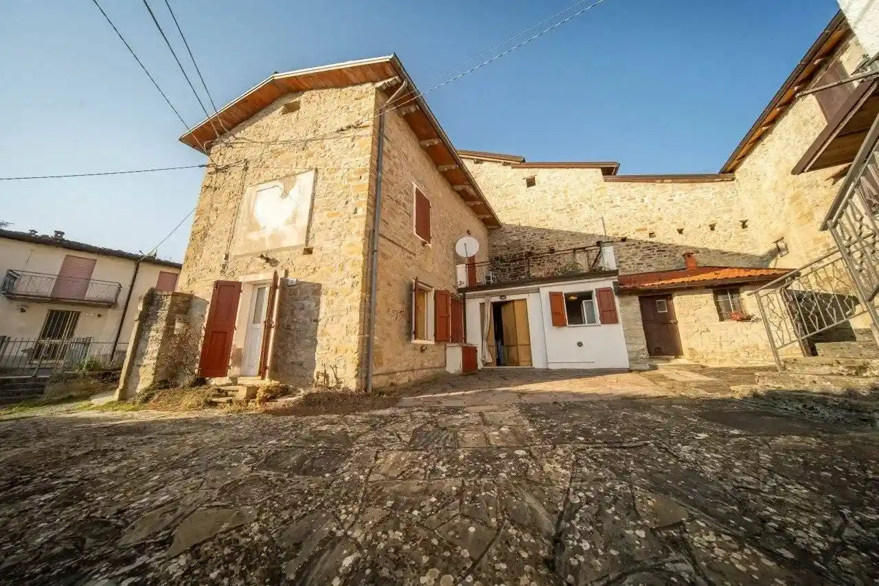 Casa indipendente in vendita a Tizzano Val Parma