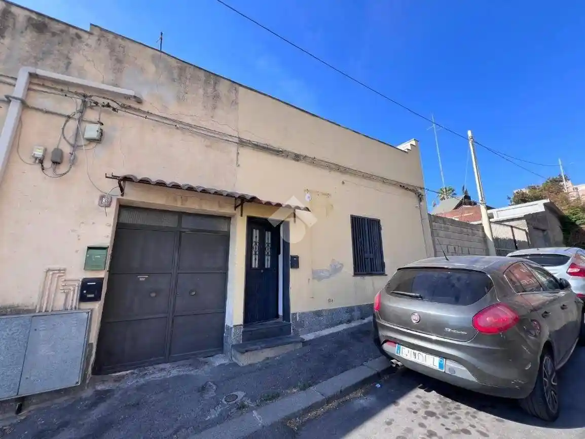 Casa indipendente in affitto a Catania