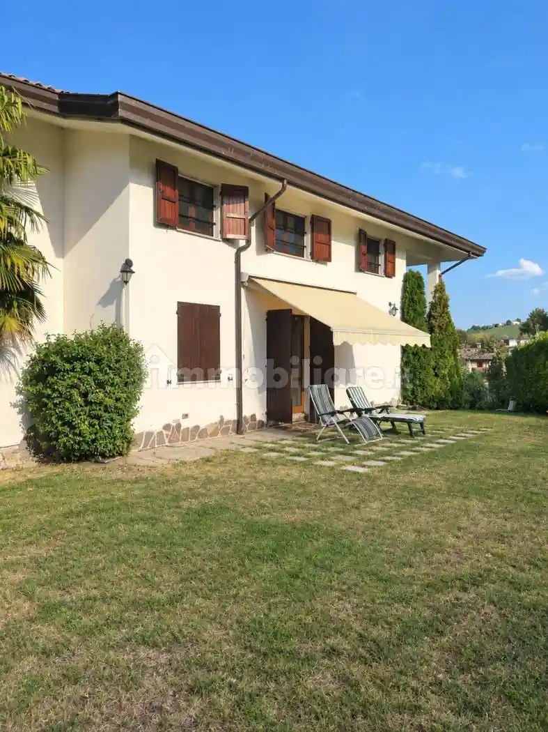Villa in vendita a Gazzola
