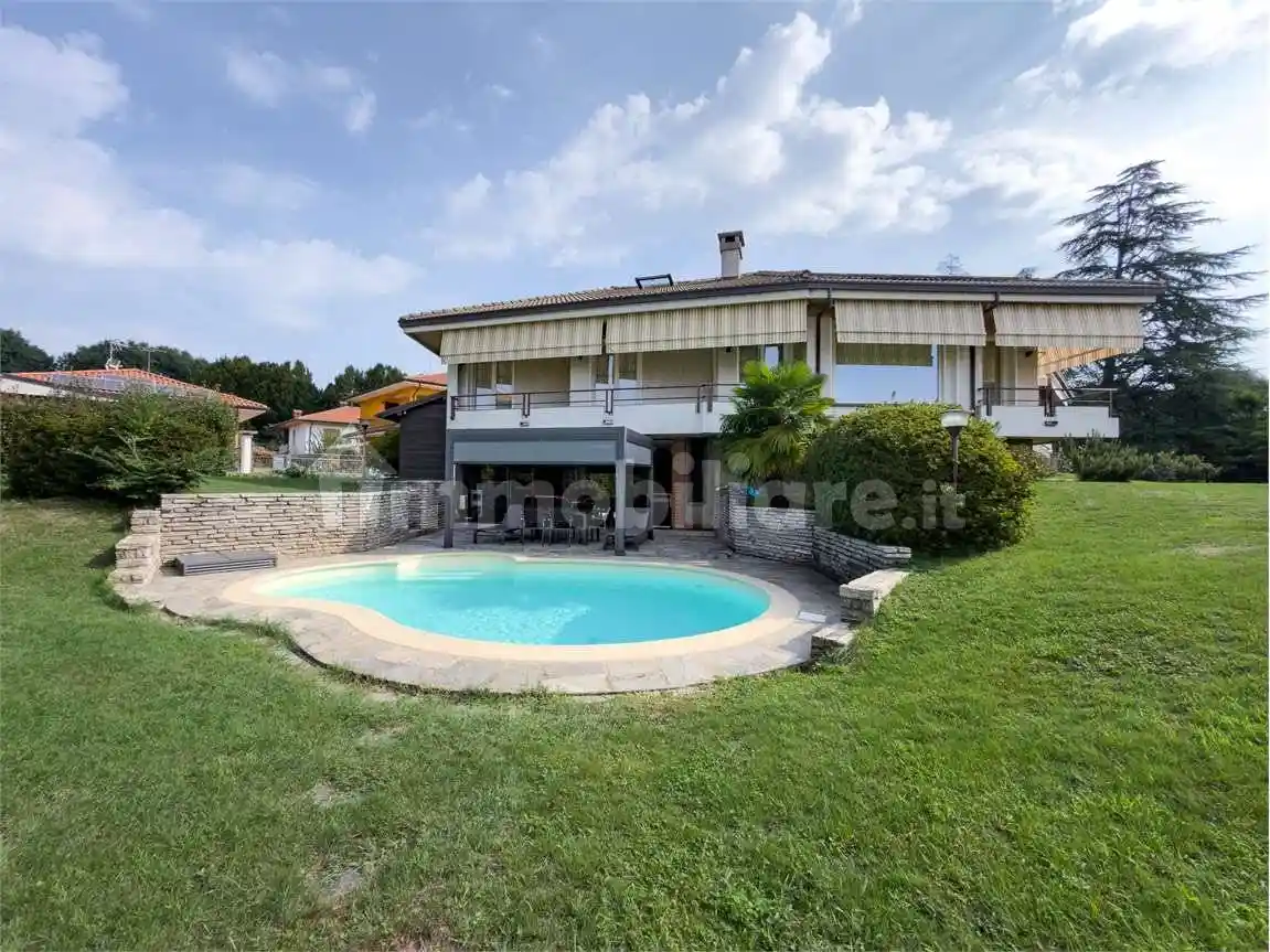 Villa in vendita a Varallo Pombia